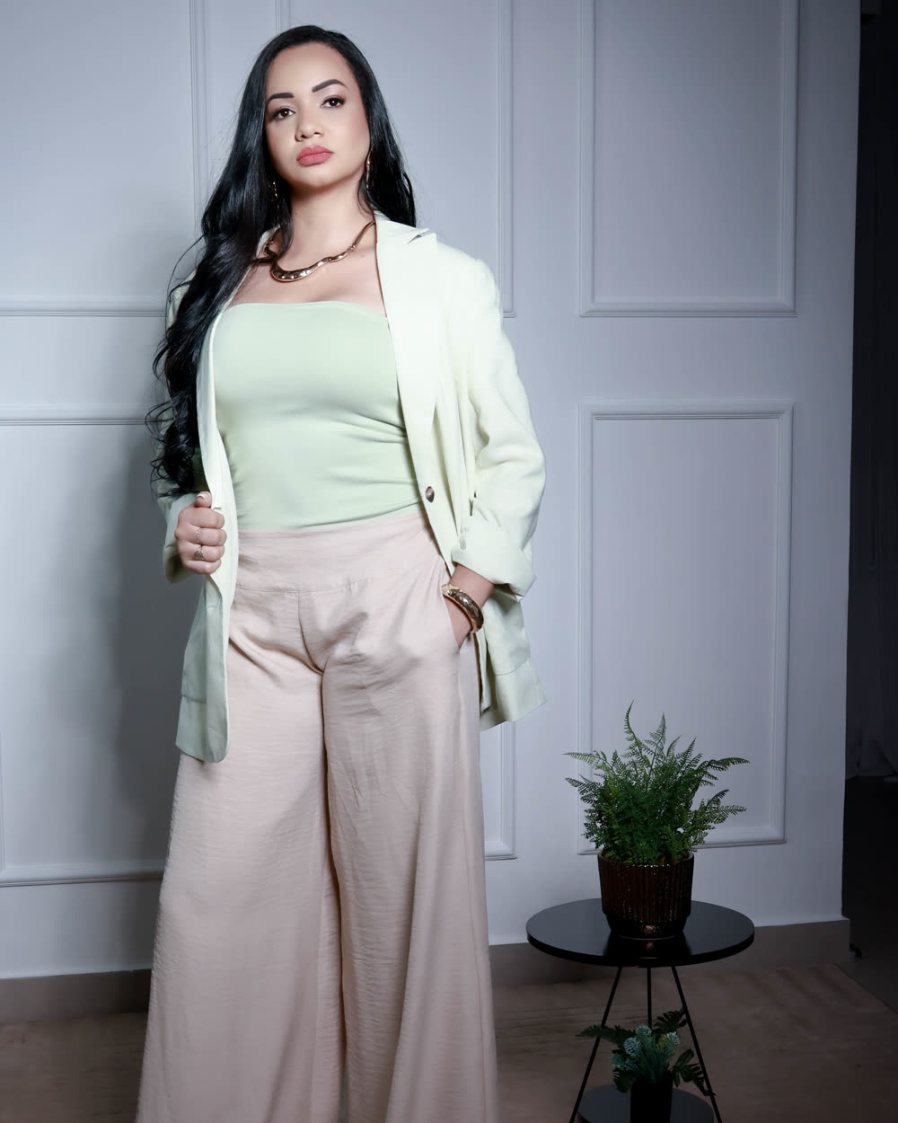 Dra. Lara Cristina em pé, de blazer verde-claro